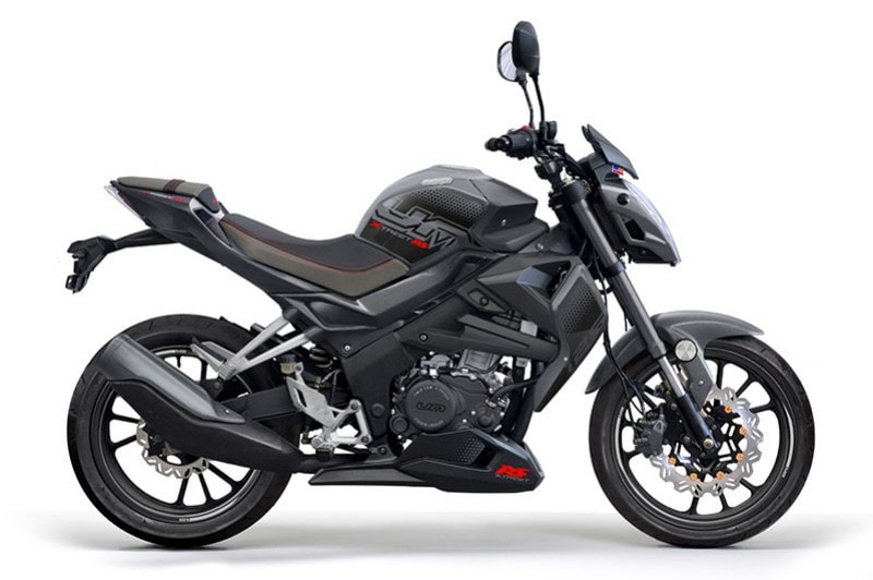 <div class='descrGalleryTitle'>UM Motorcycles Xtreet 125 RS</div><div class='descrGalleryText'><p>Anche UM Motorcycles ha in gamma una moto naked 125 per soddisfare le esigenze dei sedicenni. Si chiama&nbsp;<a href="https://www.dueruote.it/moto-scooter/um/um-xtreet-125-rs/">Xtreet 125 RS</a>, nome aggressivo come vuole essere l’aspetto estetico. Potenza codice, telaio in acciaio, forcella rovesciata e <b>freno a disco a margherita</b>, per strizzare l’occhio ai ragazzi che cercano il particolare racing; in media il dato del peso, 133 kg a secco. <b>Prezzo super concorrenziale,</b> che piacerà soprattutto ai papà che dovranno sborsare il denaro: <b>2.999 euro.</b></p>
</div>
